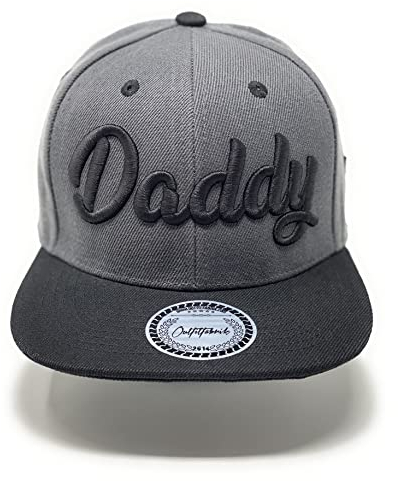 Outfitfabrik Snapback Cap „Daddy in dunkelgrau/anthrazit mit schwarzem Schirm und schwarzem 3D-Stick, One Size, Unisex, verstellbar