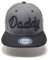 Outfitfabrik Snapback Cap „Daddy in dunkelgrau/anthrazit mit schwarzem Schirm und schwarzem 3D-Stick, One Size, Unisex, verstellbar