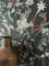 Newroom Tapete Schwarz Vliestapete Dschungel - Mustertapete Modern Grün Rot Blumen Blätter Blumentapete Tropisch Dschungeltapete Regenwald inkl. Tapezier-Ratgeber