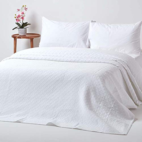 Homescapes weiße Tagesdecke mit Diamant-Muster, klassischer Bettüberwurf 230 x 260 cm im Matelassé-Look, 80% Baumwolle, 20% Polyester