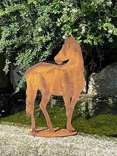 Rostalgie Edelrost Pferd Jessi auf Bodenplatte nach hinten blickend