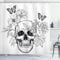 ABAKUHAUS Totenkopf Duschvorhang, Schädel Schmetterlinge, Stoffliches Gewebe Badezimmerdekorationsset mit Haken, 175 x 240 cm, Schwarz und weiß