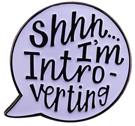 Shhh...I'm Intro-verting Lustige Stimme Blasé Emaille Brosche Cartoon Emaille Buchstaben Brosche für Kleidung Taschen Jacken Zubehör DIY Basteln Weihnachten
