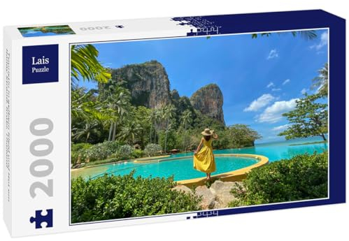 Lais Puzzle Touristin in gelbem Kleid und Hut am Railay Strand, Krabi, Thailand 2000 Teile