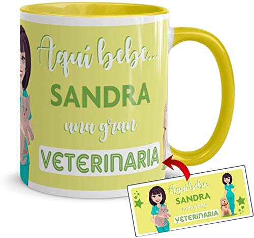 Kembilove Taza Veterinaria – Tazas de café Personalizadas – Tazas Profesiones – Taza Café Aquí Bebe una Veterinaria – Tazas Personalizadas con Nombre – Tazas navideñas Originales