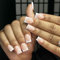 Press on Nails kurz - 24 Stück Weiße Französische Nägel mit Herz Fake Nails Full Cover mit Nagelkleber, Quadratische Nägel zum Aufkleben Acryl Künstliche Fingernägel für NailArt (Silber Glitzern, 24x)