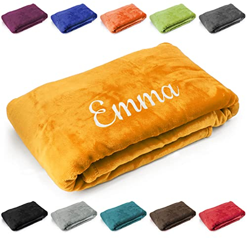 Deitert Kuscheldecke mit Namen oder Wunschtext Bestickt, 200cm x 150cm, extra weiche und gemütliche Sofadecke/Wohndecke, hochwertiges Fleece, personalisiertes Geschenk (Safran)