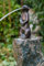 IDYL Rottenecker Bronze-Skulptur Erdmännchen groß wasserspeiend auf Granit | 28x15x20 cm | handgefertigt | Garten- oder Teich-Dekoration | Hochwertiges Kunsthandwerk | Wetterfest
