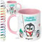 True Statements Weihnachtstasse mit Namen personalisiert „Fröhliche Weihnachten“ - mit Pinguin-Motiv - 330ml Keramik Kaffeebecher mit Spruch - Geschenk zu Weihnachten (Rosa)