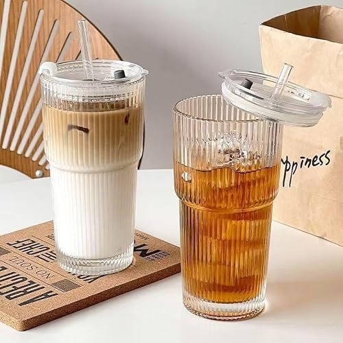 BUOAZR 2 Stück 600ml Gerippte Glasbecher mit Deckel und Strohhalm, Eiskaffee Gläser, Smoothie Becher, luftdichtes und wasserdichtes Design, Trinkgläser ideal als Saft, Cocktails, Bier, Kaffee (6, L)