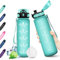 KollyKolla Gourde Enfant 500ml, Gourde Sport, Bouteille d'eau avec Marqueur de Temps et Filtre, Étanche & Réutilisable, sans BPA, Water Bottle pour Enfant, l'école, Cyclisme, Fitness, Yoga, Bureau