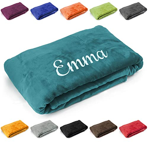 Deitert Kuscheldecke mit Namen oder Wunschtext Bestickt, 200cm x 150cm, extra weiche und gemütliche Sofadecke/Wohndecke, hochwertiges Fleece, personalisiertes Geschenk (Dunkelpetrol)