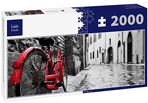 Lais Puzzle Retro Vintage rotes Fahrrad auf Kopfsteinpflaster Straße in der Altstadt. Farbe in schwarz-weiß, Panorama 2000 Teile Panorama