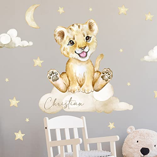 Löwe auf der Wolke V331 mit Wunschname | handgezeichnet | AUFKLEBER Kindergarten | Wandsticker Kinderzimmer mit Sternen Babylöwe Babyzimmer Personalisierbar (50 x 50 cm)