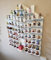 MOLILAND Sammlervitrine Fächer Setzkasten Holz Sammelbox Audio Figurendisplay Haus mit Namen, Kinderzimmerregal, Kinderzimmerdekoration, Hängeregal für Zubehör und Spielzeug