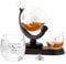Maverton Decanter per Whisky in vetro - incisione personalizzata - Caraffa a forma di mappamondo da 850 ml + 2 bicchieri da whisky - idee regalo per anniversario - coppia felice