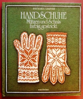 Handschuhe, Mützen und Schals farbig gestrickt