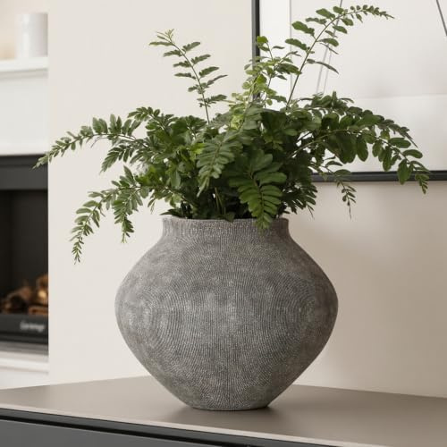 Hometopia Gerippte Terrakotta Vase Erdtöne Rund Deko Vase 23,5 cm Höhe | Gerippte Terrakotta Vase, Erdtöne Deko, Runde Form Keramik, Rustikal Boho Stil, Tischdeko Akzent Innenraum