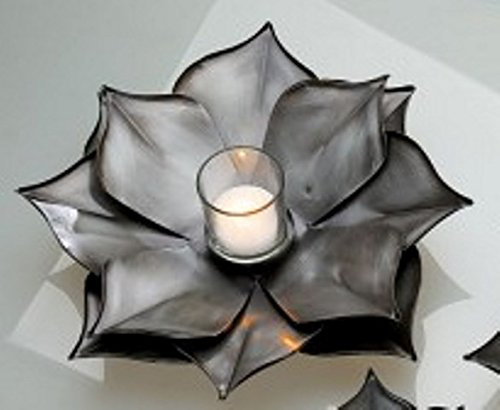 GILDE - Windlicht Blüte - anthrazit - mit klarem Glas - Maße Glas: H 6 cm Ø unten: 5 cm Ø Oben: 6, 5 cm - Maße Blüte: Höhe: 12,00 cm Breite: 40,00 cm