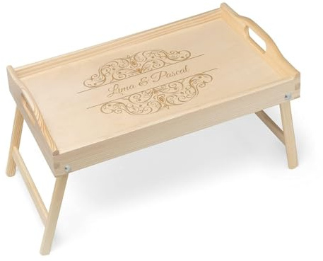 Maverton Serviertablett mit Gravur, Tabletttisch mit Griffen, Hellbraun | Klappbare Beine, erhöhter Rand, Geschenk für Paare, Einzugsgeschenk, Hochzeitsgeschenk, Hellbraun, Verzierung