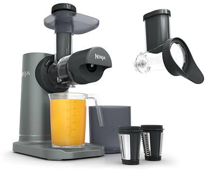 Ninja Extracteur de jus à froid 3-en-1,carafe de 700 ml JC152EU | avec lames pour trancher et râper et bac à pulpe de 1,1 L. Design compact, pièces amovibles compatibles lave-vaisselle. Gris