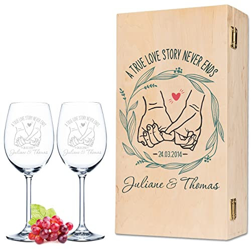 GRAVURZEILE Leonardo Weingläser - A True Love Story Never Ends im Set inkl. Holzkiste - Personalisiert mit Namen & Datum - Geschenk für Sie & Ihn zum Valentinstag Hochzeit - Farbe: Kleine Kiste UV