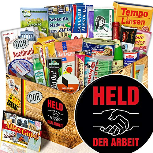 Held der Arbeit Geschenkset - DDR Box mit Kochbuch & 18 Ostprodukten | Gro&e Spezialit&tenbox f&r Ossis & Wessis - Ostpaket mit Rotk&ppchen Sekt, Zetti, Trabi Puffreis & Soljanka Rezepten