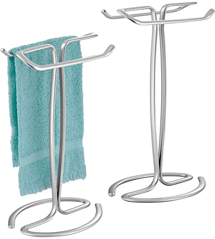 mDesign Compatto portasciugamani autoportante – Appendino per accessori bagno, asciugamani, ecc. – Porta asciugamani da bagno in metallo per 2 piccoli asciugamani – Set da 2 – argento