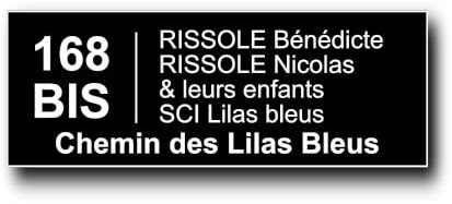 Plaque Boite aux Lettres Personnalisable - Adresse Complète et Numéro de rue - 12x5 cm - 5 Lignes - Adhésive - Maison, Famille, Bureau - Conforme à la Norme Juin 2024 (Noire écriture Blanche)