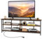 Soporte de TV de esquina marrón rústico con base de carga para televisor de 60 pulgadas, centro de entretenimiento multimedia con estantes y mesa consola de TV de 140 cm para salón o dormitorio