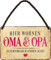 WOGEKA ART Retro Blechschild - Hier wohnen Oma und Opa - witziger Spruch als Geschenk-Idee zum Geburtstag Weihnachten Dekoration 18x12 cm Vintage-Design Hänge-Schild Metall HS114