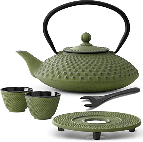 Teekanne asiatisch Gusseisen Set 1.25 Liter - grüne Gusskanne mit Henkel & Edelstahl Tee-Filter Sieb-Einsatz für losen Tee & 2 Teebecher (Tassen) & Untersetzer &Deckelheber