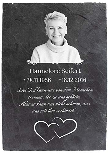 wandmotiv24 Schiefertafel Trauer, Gedenktafel Verstorbene Hochformat 20x30cm, Personalisiert Name + Datum + Foto Schwarz-Weiß mit Ornament, Trauerspruch, Digitaldruck, Witterungsfest