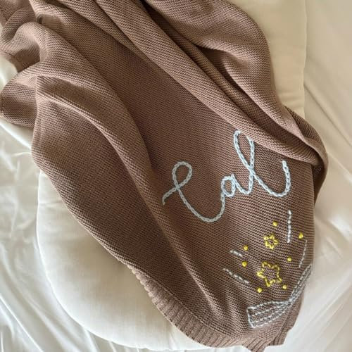 HERSTL Individuelle Handgefertigte Strickdecke Aus Baumwolle, Personalisiert, Bestickter Name, Baby Junge, Baby Mädchen, Weiche Decke, Babyparty, Atmungsaktive Kinderwagendecke(Camel Color)