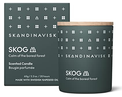 Skandinavisk SKOG 'Wald' Mini Duftkerze. Duftnoten: Kiefernnadeln und Tannenzapfen, Birkensaft und Maiglöckchen. 65 g.