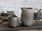 Chic Antique Calais Milch Kännchen Steingut H 9,5 cm kohle (klein links)