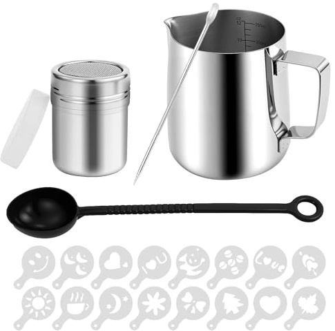 350ml Jarra Leche Barista Acero Inoxidable,con Medición Mark 12 oz, Jarra de Espuma de Leche con Dispensador de Cacao, 16 Plantillas y Bolígrafo para Capuchino y Espresso,Plata