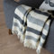Linen & Cotton Flauschige Warme Decke Wolldecke Gestreift Wohndecke Kuscheldecke Malmo - 100% Reine Neuseeland Wolle, Grau Anthrazit Weiß Weiss (140 x 200 cm) Sofadecke Überwurf Plaid Schurwolle