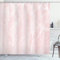 ABAKUHAUS Marmor Duschvorhang, Trübe Mineral Scratches, Stoffliches Gewebe Badezimmerdekorationsset mit Haken, 175 x 200 cm, Pale Pink Weiß