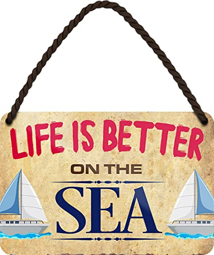 WOGEKA ART Retro Blechschild - Life is better on the SEA - Lustiger Spruch als Geschenkidee zu Geburtstag Weihnachten als Deko Schild 18x12 cm Vintage Metallschild Hängeschild HS944