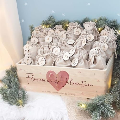 Personalisierte Adventskiste - Adventskalender für Erwachsene aus Holz mit Namen - Gravur Kalender DIY - Weihnachtskalender für Paare - hello mini (Herz Paare)