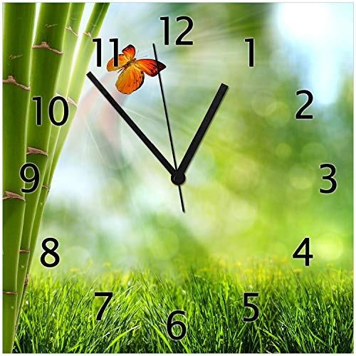 Wallario Design-Wanduhr Schmetterling im Grünen mit Bambus aus Glas, Motiv-Uhr Größe 30 x 30 cm, Schwarze Zeiger
