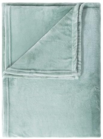 BUTLERS Fleecedecke - Lazy Days - Kuscheldecke | Farbe Grün - 150x200 cm - Wohndecke für Wohnzimmer & Schlafzimmer - Tagesdecke für Gemütlichkeit & Komfort
