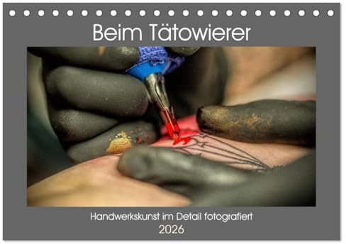 Beim Tätowierer (Tischkalender 2026 DIN A5 quer), CALVENDO Monatskalender: Handwerkskunst im Detail fotografiert (CALVENDO Kunst)