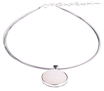 Halsreif Polly, 25mm original Polaris Cabochon in einer Fassung aus versilbertem Messing an einem Bündel aus 5 nylonummantelten Stahlfäden, handgefertigt von Adi-Modeschmuck in Berlin (weiß)