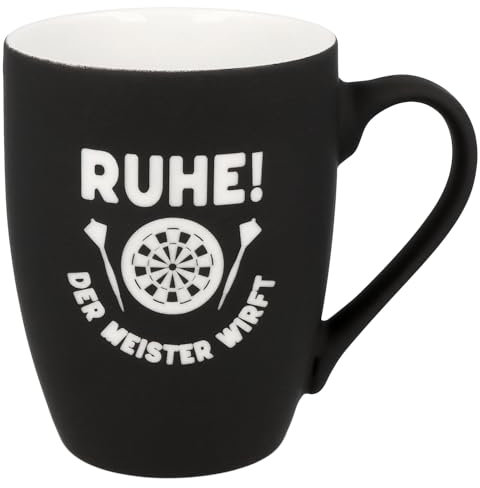 Spruchreif | Soft-Touch Tasse Schwarz Ruhe der Meister wirft mit Dart-Motiv – Beidseitig gravierte Tasse mit Spruch | Lustiges Geschenk für Dartspieler & Vereinskollegen | 350 ml