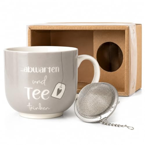 ReWu Teebecher mit Sieb Grau Weiß 300ml | Schriftzug - Abwarten & Tee Trinken, Henkelbecher, Teesieb Set, Porzellan, Geschenkidee