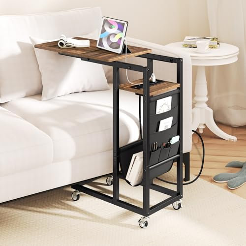 COSTWAY Table d'Appoint à roulettes avec Prise, Plateau Extensible, Bout de Canapé en Forme C, 2 Prises, 1 Port USB, Porte-Revues, 5 Pochettes, Table de Lit a Roulette pour Chambre (Marron Rustique)