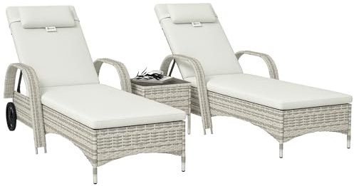 Outsunny Lot de 2 transats Bains de Soleil Grand Confort : Matelas, têtière, Inclinaison réglable Multipositions, accoudoirs, roulettes + Table Basse Verre trempé résine tressée crème