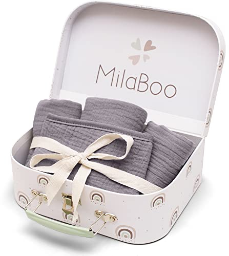 Milaboo® 4er Set Lätzchen Baby Geschenk zur Geburt I 100% Bio-Baumwolle I Lätzchen - Handtuch - Spucktuch - Dreieckstuch mit Spielkoffer (Geschenkset Dunkelgrau)